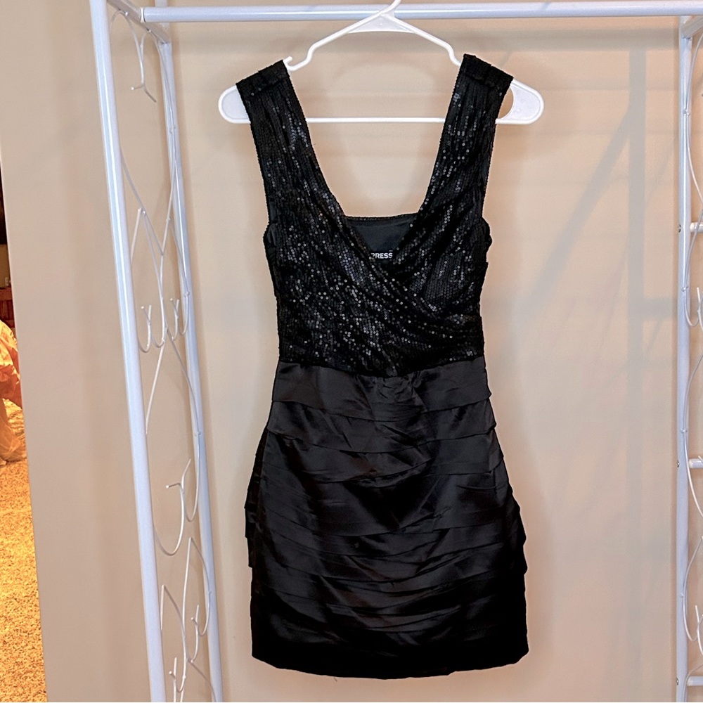 Black Dress with sequin detail, for a glamours look!